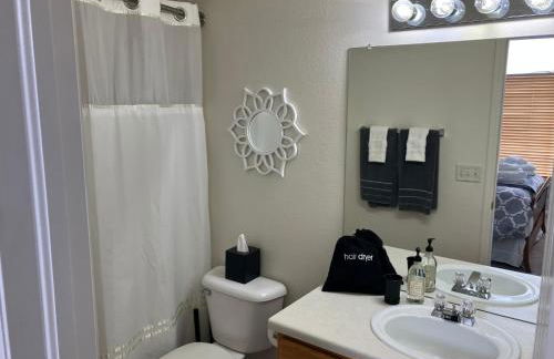 Unwind in Style in this stunning townhome retreat - Foto 29