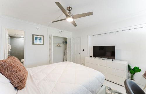 Serene Waterfront 2BR 2BA with Intracoastal Views, Pool, Balcony, Parking - Foto 25