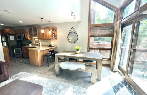 Ski in Ski out Townhome, Indoor and outdoor pools, hot tub, fire pits, and more - Foto 3