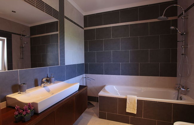 Outstanding Villa Very Well Located Near The Beach - Photo 9