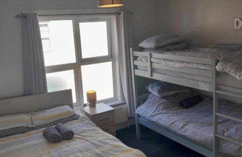 Springfield Gardens - 4 Bedroom House, 8 Beds, Close to J26 M1-A52 - Ilkeston - Long Eaton - Nottingham - Derbyshire - 400Mbs WiFi Free Parking! - Foto 6