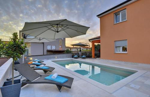 Top Villa mit privatem Pool, WLAN, Sonnenliegen, Terrasse und eigenem Grillbereich - Foto 3