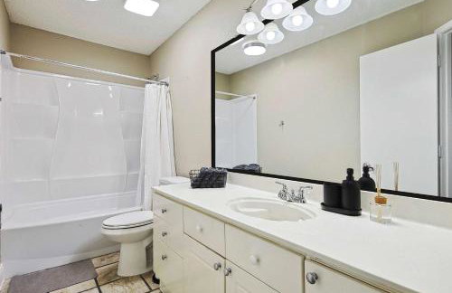 Modern Comforts & Classic Charm w Pool 5BD - Foto 28