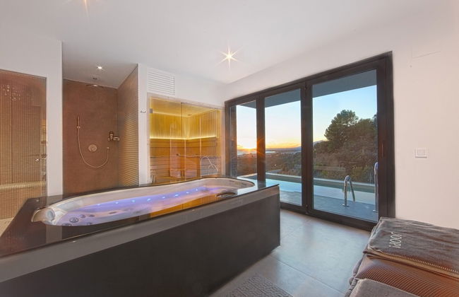 Villa in Marbella With Private Heated Pool - Photo 26