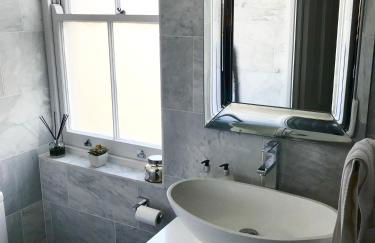 Marina Retreat - Stunning 4 bedroom, 3 bathroom house with harbour views! - Foto 17