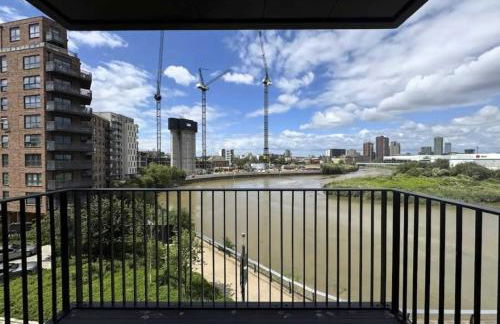 Canary Wharf Riverside Flat - Balcony - DLR 2 mins - Fast WiFi - Sleeps 3 - Photo 14