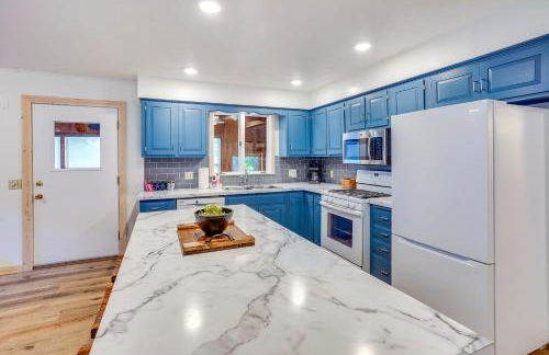 Waterfront Spirit Lake Vacation Rental with Dock! - Foto 10