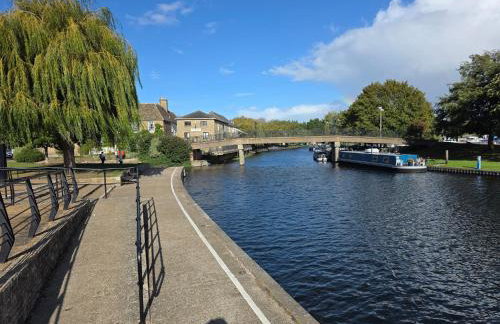 Stunning One Bed Flat at Dawe Luxury Suites - An Entire Apartment near Ely Cathedral & Train Station - The Perfect Base to Explore Ely, Cambridge, Norfolk & London - 2 Guests Max - Photo 13