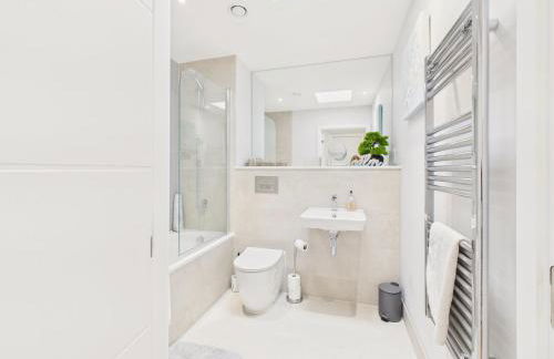 Skydeck at The Liner – Stylish 2-Bed / 2-Bath Top Floor with Panoramic Sea Views - Foto 34