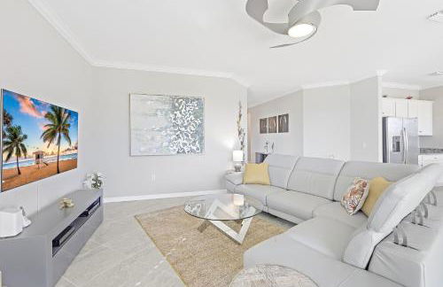 Modern waterfront home in Artesia with pool/gym - Photo 5