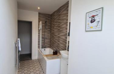 Modern River View Mytholmroyd Apartment - Photo 10