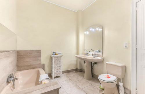 Les Bellevue Cité "3 Apartments, 1 with Garden & Private Parking, Aircon, WiFi, Free Public Car Park, 1 km from Cité" - Foto 44