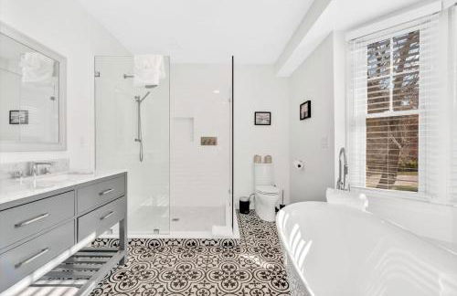 Waterfront Retreat with Private Dock and Fire Pit, Sleeps 8, Outdoor Dining, Spa-Style Primary, Gourmet Kitchen with Dual Dishwashers, Gas Fireplace, River Views, Bright Open Layout, Central AC, Perfect Coastal Escape for Families, 24 Hr Hospitality - Foto 68