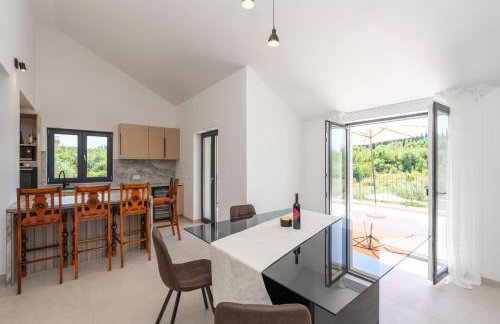 Green & Blue Five Bedroom Villa with Private Pool and Complete Privacy - Photo 32