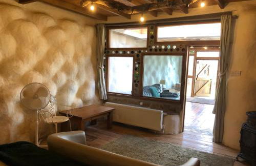 Rabbits 1or 2 bedroom hobbit style hillset earthen dartmoor eco home - Foto 4