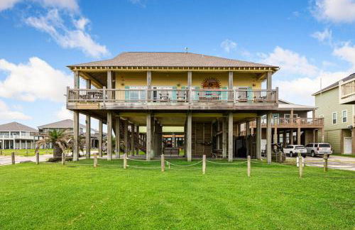 BEACHFRONT with DECK Hot Tub and View and Cargo Lift Sleeps 14 - Foto 1