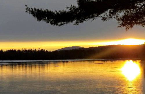 Modern Waterfront Yurt for a Romantic Getaway with a Hot Tub in the Monadnock Region, New Hampshire - Foto 18