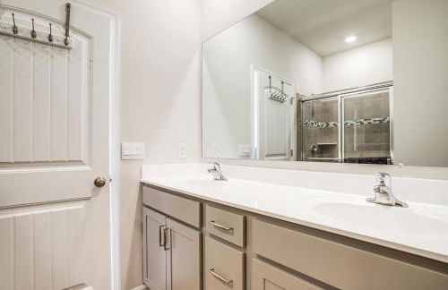Pool Access and Beach Shuttle Millville Townhome! - Foto 14