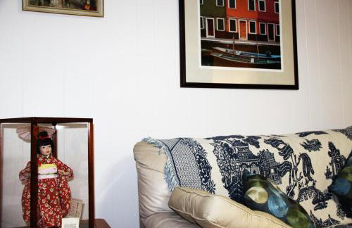 Roomy 2 bedroom 1 bath with private entrance, with fenced yard, and sports court - Foto 4