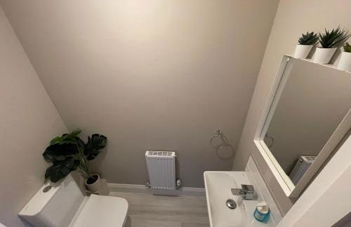 New Stylish House - Sleeps 7 - Free Parking - Contractors Welcome - Wifi - Foto 14