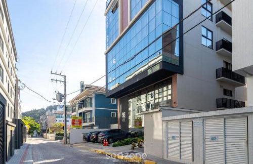 Aptos em prédio com piscina a 180m da Praia em Bombinhas - SFRs - Foto 7