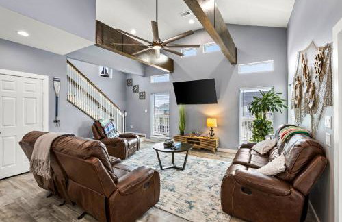 Relax And Sea NEW Luxury Canal-View Escape Gated Community Firepit and Decks - Foto 13