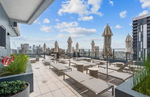 Downtown Condo with Den and Pool Access - Foto 57