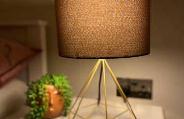 Lovely 3 bed with jacuzzi, close to airport, driveway, wifi - Foto 24