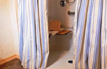 C21, Three bedroom, three bath log-sided, luxury Harbor North cottage with hot tub cottage - Foto 22