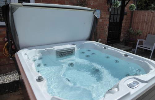 The Shakespeare Lodge - Sleeps up to 12 - 2 HOT TUBS - Foto 2