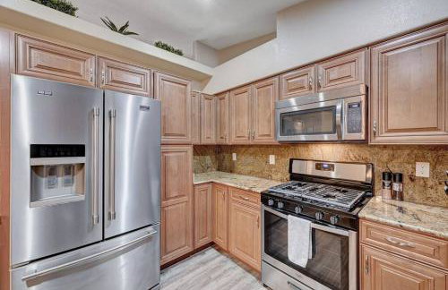 Cozy Getaway with King Bed, BBQ & Spacious Backyard - Photo 19