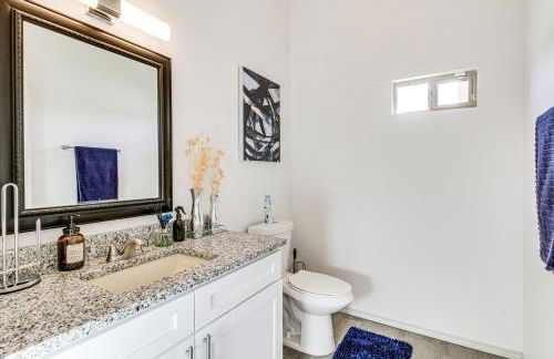 Poolside and Hot Tub Lounging Luxe Rio Rancho Home - Foto 26