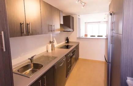 Luxury 2 bedroom 2 bathroom South facing second floor apartment - Foto 9