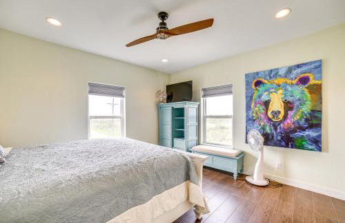 Canal-Front Coastal Getaway in Gilchrist with Deck - Foto 13