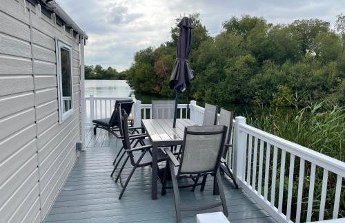 Chichester Lakeside Holiday Park Lakefront Lodge - Foto 36