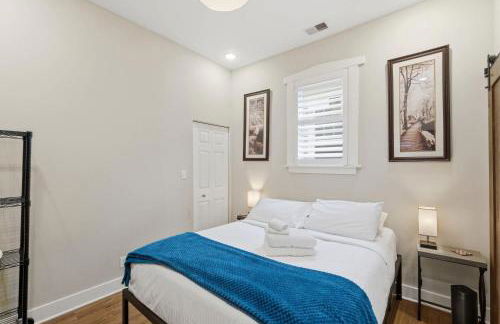 Charming Home in the Highlands W Private Backyard - Foto 25