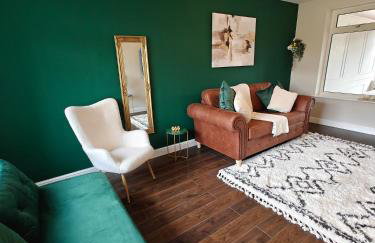 Spacious Solihull Home 5 Beds 2 Sofa beds - Max 10 - NEC BHX Spacious 4 Bedroom Home - NR JLR, Birmingham Airport, HS2 Sites, Resorts World, A45, M42 Mell Square - Regular Work Stays Available - By Samina, ARZ Stays - Photo 1