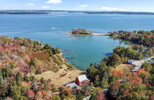 Coastal Red Farmhouse w/Firepit - Holiday Home - Foto 41