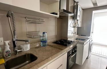 Alto padrão com ar, garagem, sacada integrada - Foto 8