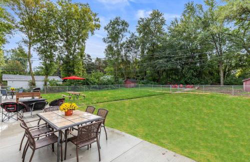 Warm & Comfy 2BR, Huge Backyard, Great Location! - Photo 30