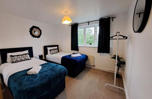 Spacious 5BR House 3 Bathrooms ideal for CONTRACTORS free PARKING - Photo 4