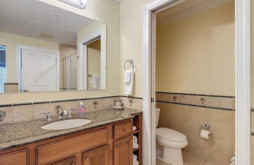 3-BR Condo with Dreamy Balcony Views, Walk to Pool - Foto 23