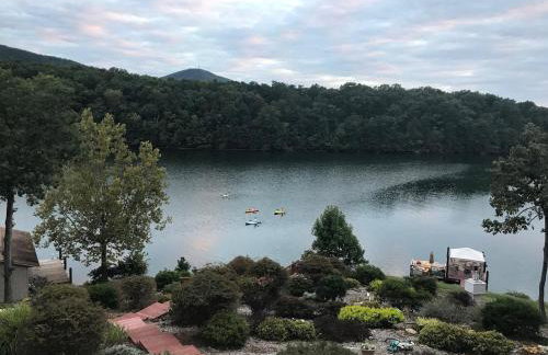 Lake Escape to an Elegant 4 Br Home - Foto 57