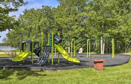 Lakefront Poconos Family Home with Pool Access - Foto 42