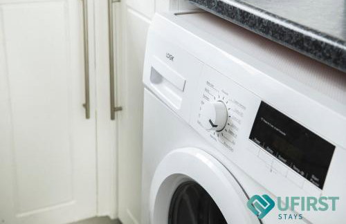 Bright 4 BR Home - Forest Fields - City Centre - Free Parking - WiFi - Close to Forest Rec - Sleeps 8 - Foto 7