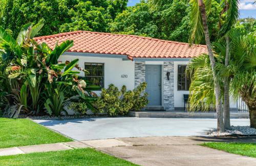 Luxury Vacation House in Miami’s Center! - Photo 1