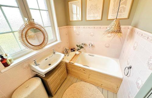 Elegant Coastal Home with Unrivalled Sea Views - Foto 8