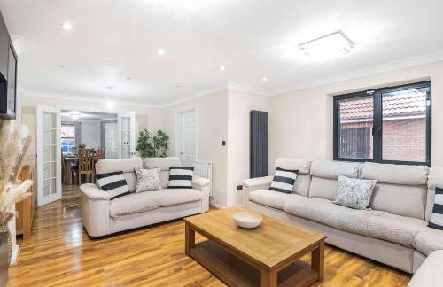 The Roost Group - 8-Bed Home, 5 Mins to M25&A13 - Foto 1