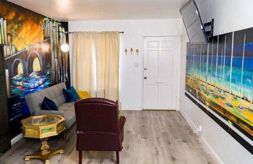 Artful Retreat - King Bed, Work Desk, WIFI, Unique Murals, Perfect for Business Travelers, Downtown & Near Universal Studios - Foto 6
