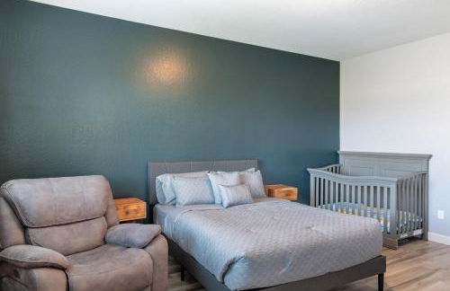 Spacious 4BR Home With BBQ, Near Sequoia & Fresno - Photo 8